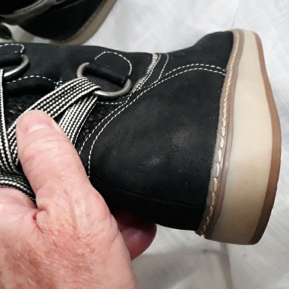 White Mountain black faux fur lined lace up boots. Size 8. - Picture 5 of 13